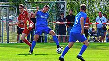 Belohnung: In der fünften Nachspielminute sorgte Kevin Keller (Mitte, auf unserem Archivbild) vom TuS Efringen-Kirchen für den ...