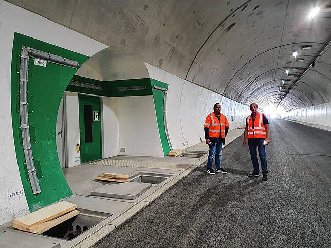 Im .Herrschaftsbucktunnel: Redakteur Justus Obermeyer (links) und Projektleiter Udo Gütle