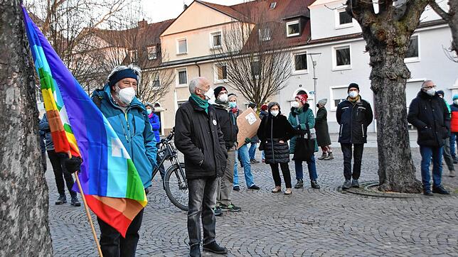 Mehr als 100 Rheinfelder nahmen an der Mahnwache für den Frieden am Montagabend teil.