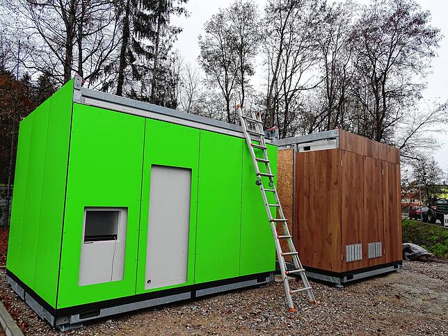 Jetzt stehen die beiden Bauteile. Windfang und Vordach kommen dann noch dazu, ebenso der Innnenausbau mit der Robotertechnik.