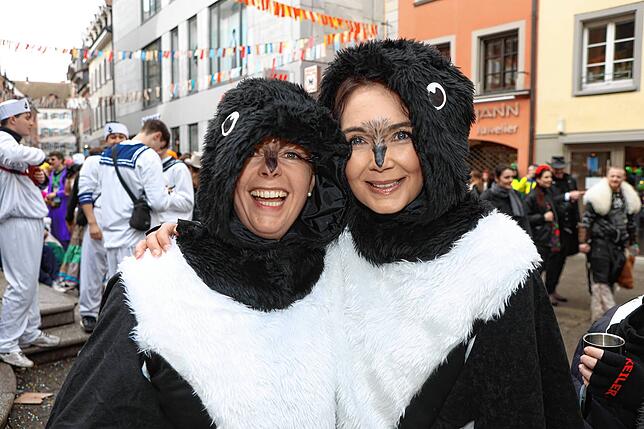 Bild 23: Schmotziger Dunschtig 2024: Mäschgerle aller Generationen feiern auf der Marktstätte