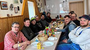 Wohlverdientes Abschlussessen für die Ippinger Helfer (linke Reihe von vorn): Christian Butschle, Felix Reischl, Pascal Kosbiel, Lucas ...