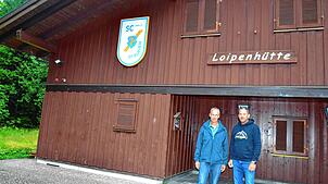 Der Vorsitzende des Skiclubs, Jürgen Längin (rechts), und sein Stellvertreter Ralf Dietz blicken auf die Entwicklung der Loipenhütte ...