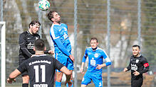 Ein Kopfballduell vor dem Gästetor zwischen Furkan Kedikli (FC Anadolu Radolfzell/links) und dem HFV-Abwehrspieler Alexander Martin ...