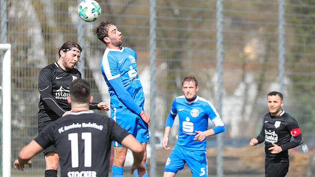 Ein Kopfballduell vor dem Gästetor zwischen Furkan Kedikli (FC Anadolu Radolfzell/links) und dem HFV-Abwehrspieler Alexander Martin ...