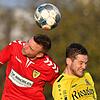Augen zu und durch: Der Rheinfelder Vincent Kittel (links) versucht, sich hier im Kopfballduell gegen einen Herbolzheimer Spieler ...