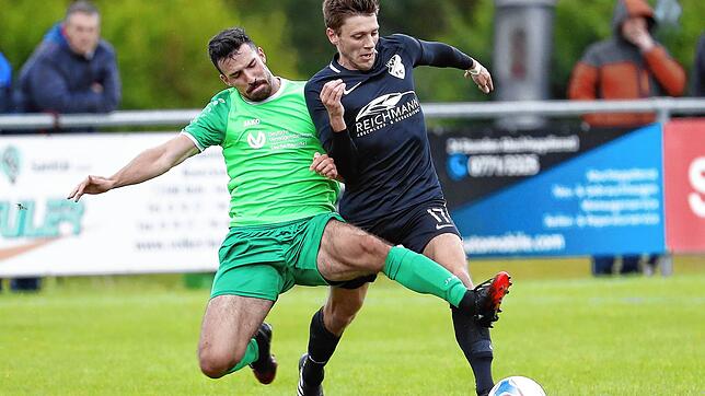 Johannes Wehrle (links, FC Furtwangen) im Zweikampf mit dem Gutmadinger Lukas Riedmüller