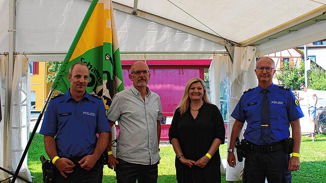 Sie freuen sich bei der Einweihung über die moderne, neue Polizeistation Reiat in Thayngen (v.l.): Postenchef Martin Müller, ...