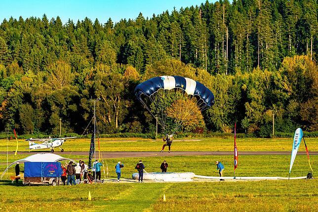 Deutsche Meisterschaft im Fallschirm-Zielspringen am Flugplatz in Schwenningen.