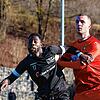 Hart bedrängt vom Balinger Jonas Vogler (rechts) versucht FC 08 Villingens Stürmer Ibrahima Diakite den Ball unter Kontrolle zu bringen. ...