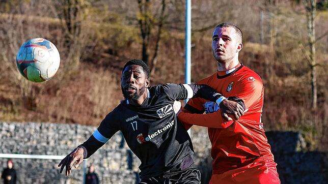 Hart bedrängt vom Balinger Jonas Vogler (rechts) versucht FC 08 Villingens Stürmer Ibrahima Diakite den Ball unter Kontrolle zu bringen. ...