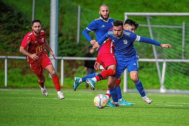 Hattrick: Der Murger Kapitän Gökalp Uyar (rechts, gegen Enes Özkan) erzielte beim 5:1-Sieg seiner Mannschaft gegen den FC Wallbach die ...