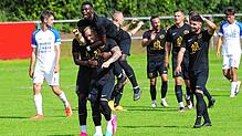 Kevin Peckruhn (ESV Südstern Singen) bejubelt sein Tor zur 2:0-Führung.