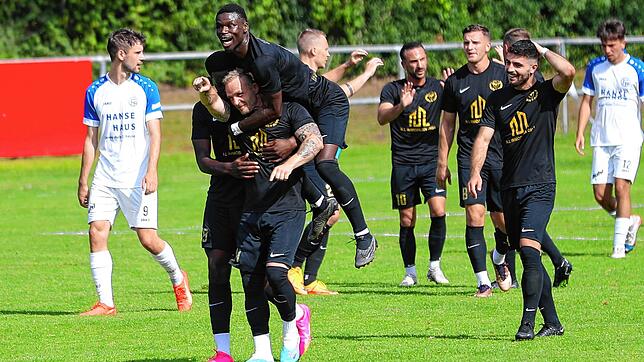 Kevin Peckruhn (ESV Südstern Singen) bejubelt sein Tor zur 2:0-Führung.