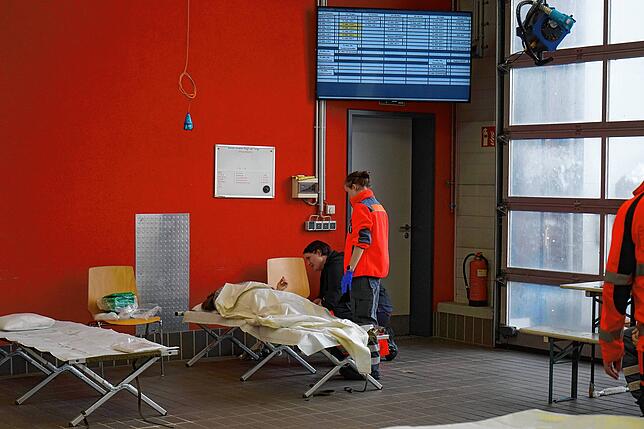 Zwei Sanitäterinnen behandeln einen Patienten.