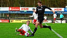 Der Pfullendorfer David Fritz (am Boden) trennt im Derby den Konstanzer Angreifer Aaron Sättele vom Ball.