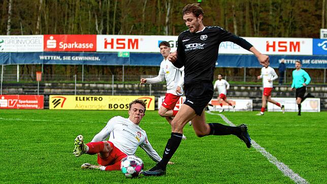 Der Pfullendorfer David Fritz (am Boden) trennt im Derby den Konstanzer Angreifer Aaron Sättele vom Ball.