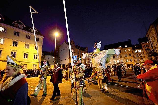 Bild 28: Fasnacht 2025 in Konstanz: So erlebt der Stephansplatz das flammende Spektakel