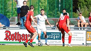Dreierpack: Jonas Gläsemann (Mitte) traf für den SV 08 Laufenburg beim 7:2-Sieg in der ersten Runde des SBFV-Pokals gegen den TuS Binzen ...