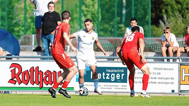 Dreierpack: Jonas Gläsemann (Mitte) traf für den SV 08 Laufenburg beim 7:2-Sieg in der ersten Runde des SBFV-Pokals gegen den TuS Binzen ...