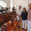 Donald und Marliese Hutton hören gespannt zu, was Museumsleiter Helmut Ziegler (rechts) über 300 Jahre Löschwesen berichten kann.