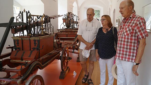 Donald und Marliese Hutton hören gespannt zu, was Museumsleiter Helmut Ziegler (rechts) über 300 Jahre Löschwesen berichten kann.