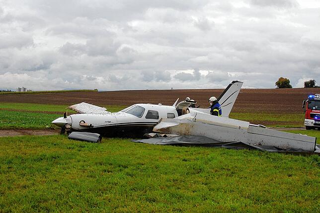 Das Flugzeug kann keinen Landeplatz mehr erreichen. Der Pilot sucht sich ein freies Feld zwischen Dauchingen und Weilersbach.