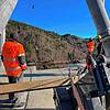 Mittels Hubschrauber wurde der Seilzug für den Bau der Hängebrücke gezogen. Sie wird 450 Meter lang sein. Bild: Sarah Trinler