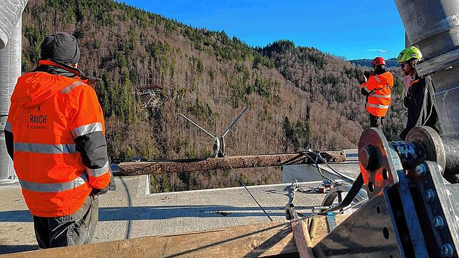 Mittels Hubschrauber wurde der Seilzug für den Bau der Hängebrücke gezogen. Sie wird 450 Meter lang sein. Bild: Sarah Trinler