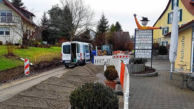 Die Kreisstraße zwischen Kippenhausen und Ittendorf wird zurzeit saniert, die Bauarbeiten sind in der Ortsdurchfahrt von Reute. Rechts ...