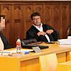 Der Angeklagte (Mitte) mit seiner Dolmetscherin und seinem Anwalt Tobias Glaenz beim Prozess vor dem Landgericht Rottweil.