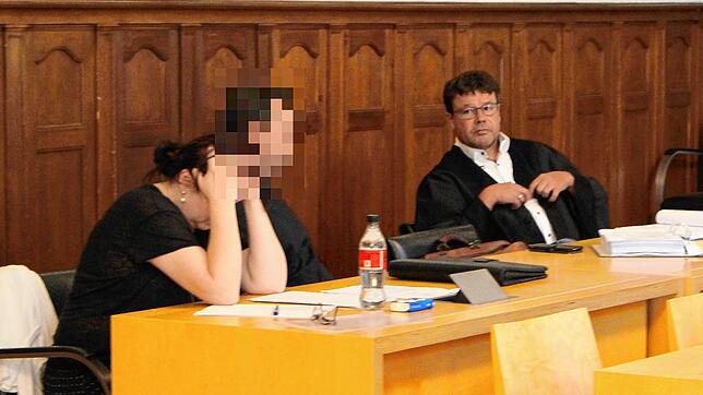 Der Angeklagte (Mitte) mit seiner Dolmetscherin und seinem Anwalt Tobias Glaenz beim Prozess vor dem Landgericht Rottweil.