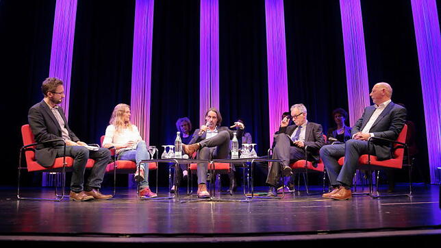 Über nachhaltige Bildung diskutierten beim Wirtschaftsforum (von links): SÜDKURIER-Redakteur Johannes Bruggaier, Vaude-Chefin Antje von ...