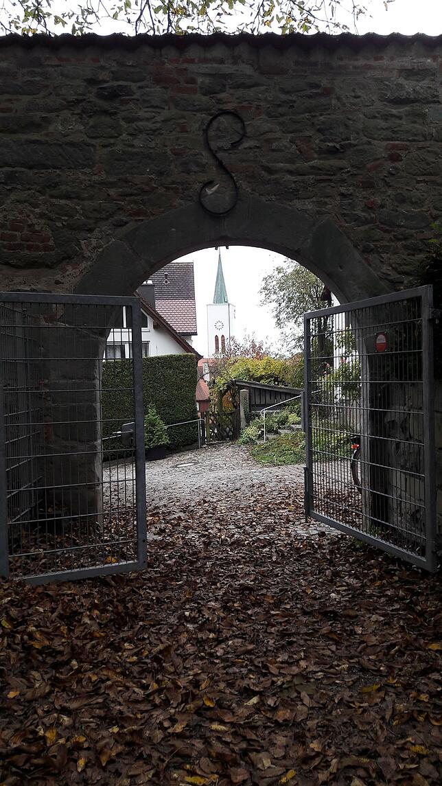 Die Tore stehen an beiden Eingängen zum Graben, hier der Ausgang Richtung Grabenstraße.