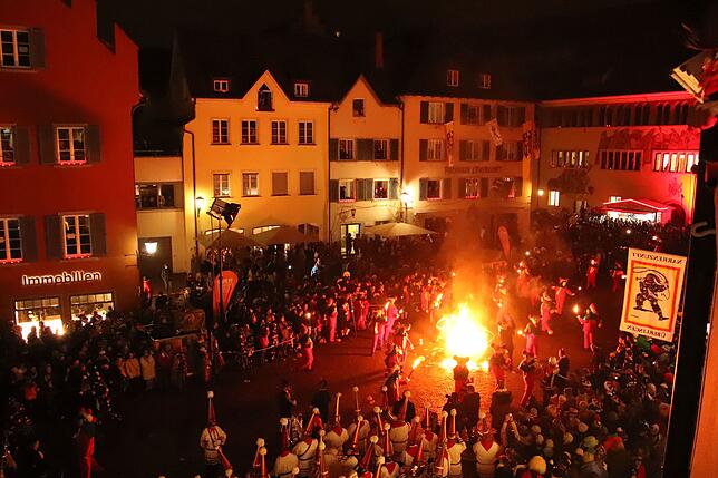 Es war einer der Höhepunkte beim Narrentag: Das Schuttigfeuer auf der Hofstatt, bei dem die Hästräger ihre Fackeln in einen Bottich ...