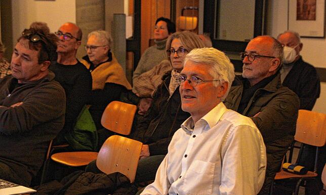 Sven Martin (vorn), Vorsitzender der Bürgervereinigung Allmannsdorf Staad, hatte die Debatte über die Nutzung von Energie aus dem ...