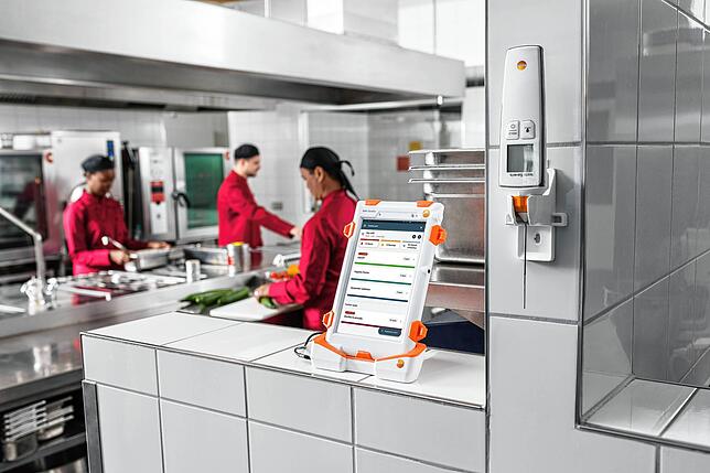 Testo-Technik im Restaurant: Der Bereich Solutions bietet Komplettlösungen für die Qualitätssicherung in der Lebensmittelindustrie.