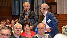 Karl Megerle, Vorsitzender des Hagnauer Winzervereins (links), möchte wissen, welchen Stellenwert landwirtschaftliche Flächen in der ...