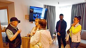 Viele Besucher interessieren sich beim Rundgang für diese möblierte Zweizimmer-Musterwohnung. Bild: Stefan Pichler