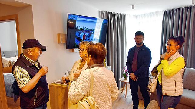 Viele Besucher interessieren sich beim Rundgang für diese möblierte Zweizimmer-Musterwohnung. Bild: Stefan Pichler