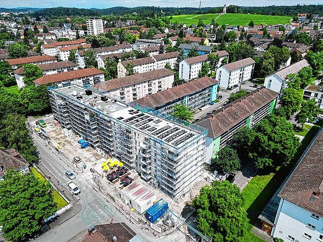 So sieht der Neubau, Haus D, aus der Luft betrachtet aus. Er wurde quer zu den drei Riegeln A bis C (rechts davon) errichtet, die ab dem ...
