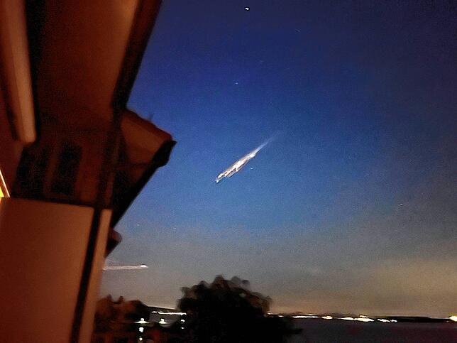 Leserreporter Norbert Gaulocher hat den Satelliten über dem Bodensee fotografiert