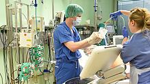 Zwei Pflegekräfte versorgen auf der Intensivstation des Klinikums Friedrichshafens einen Patienten. (Archivbild)