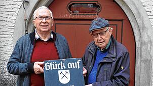 Glück auf für Stollenbau: Gerhard Meier (links) und Stadtarchivar Martin Blümcke halten Laufenburger Bergbaugeschichte in ihren Händen. ...