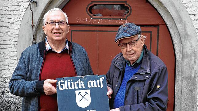 Glück auf für Stollenbau: Gerhard Meier (links) und Stadtarchivar Martin Blümcke halten Laufenburger Bergbaugeschichte in ihren Händen. ...