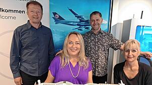 Das Team des Linzgau Reisebüros mit Hermann Moser (von links), Petra Waldner, Inhaber Frank Huppenbauer und Sandra Feili ist gespannt ...