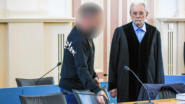 Der 42-Jährige angeklagte Fahrlehrer sitzt seit Mitte März in Untersuchungshaft. Er soll eine Fahrschülerin mehrfach vergewaltigt haben.