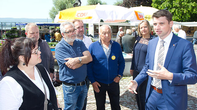 Zwei Wochen nach dem Rauswurf zeigt sich Bürgermeister Stefan Friedrich (rechts) gesprächsbereit. Es soll ein Treffen mit den FSJlern ...
