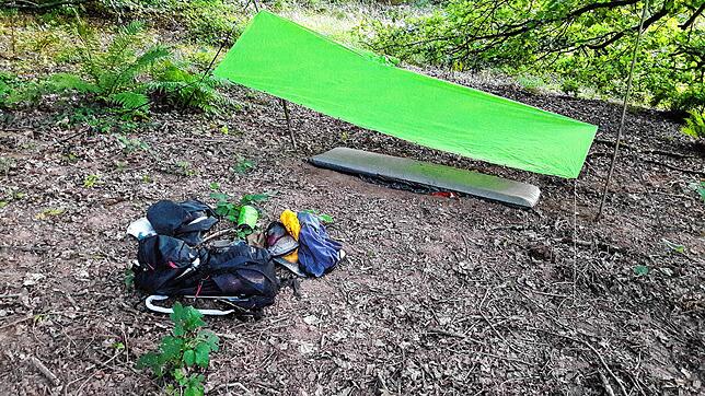 Isolation und Regenschutz &ndash; Tarpponcho und Isomatte für die Nacht.