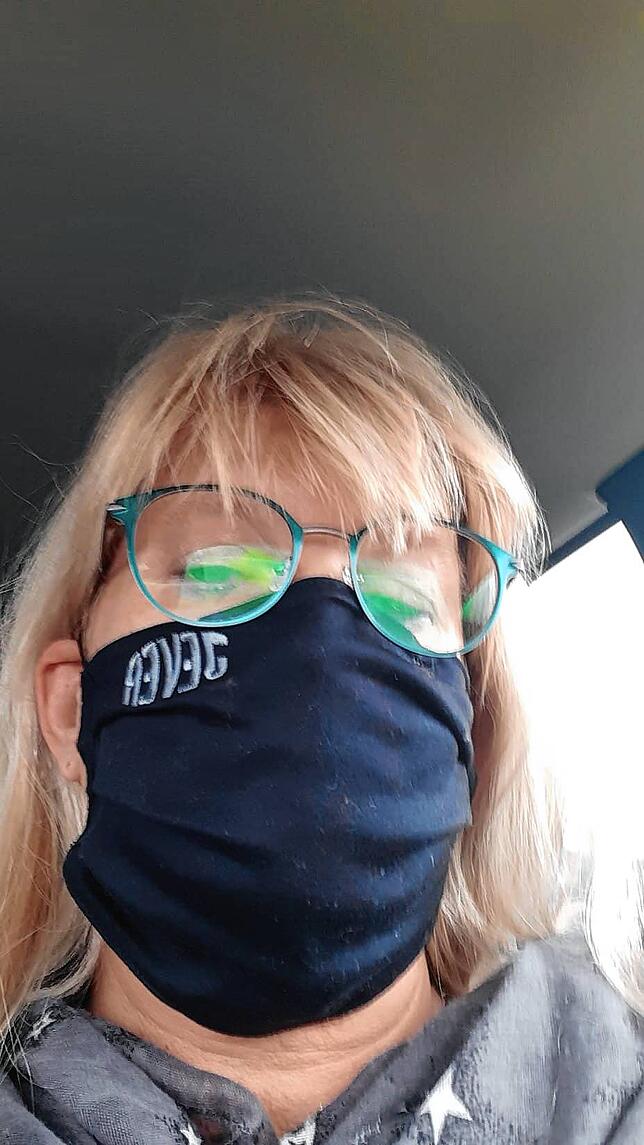 Auf der Maske von Facebook-Nutzerin Simone Krismann findet man den Hinweis auf ein beliebtes Getränk.